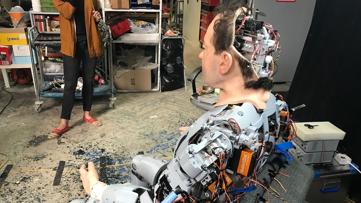 Divadelní soubor Rimini Protokoll experimentuje s robotem v hlavní roli